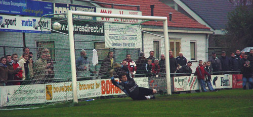 Andr&eacute; de Boer maakt via een penalty de aansluitingstreffer  2-1 (Foto Helmich Lubberts)